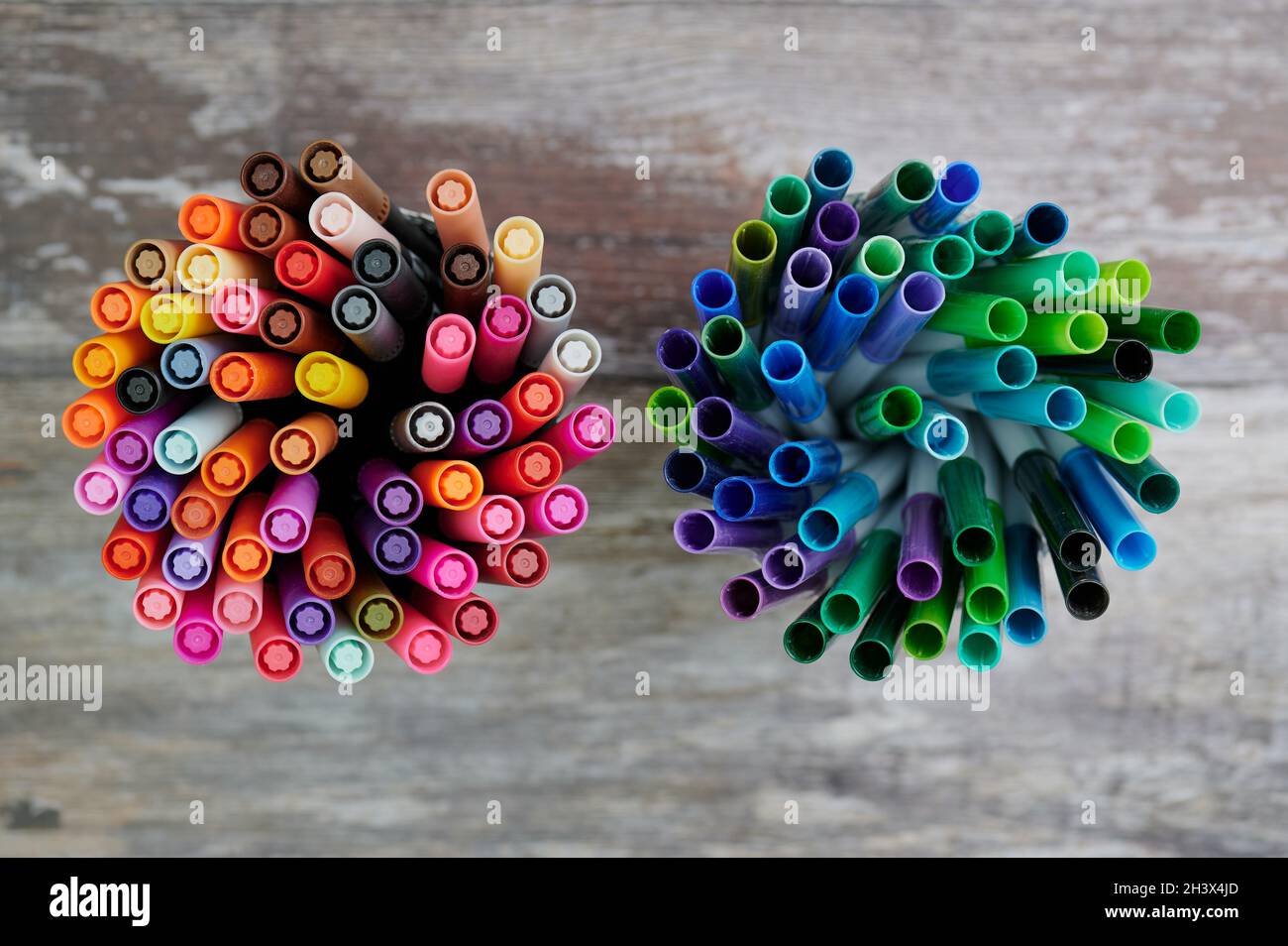 stylos à brosse triés chauds et froids, vue du dessus Banque D'Images