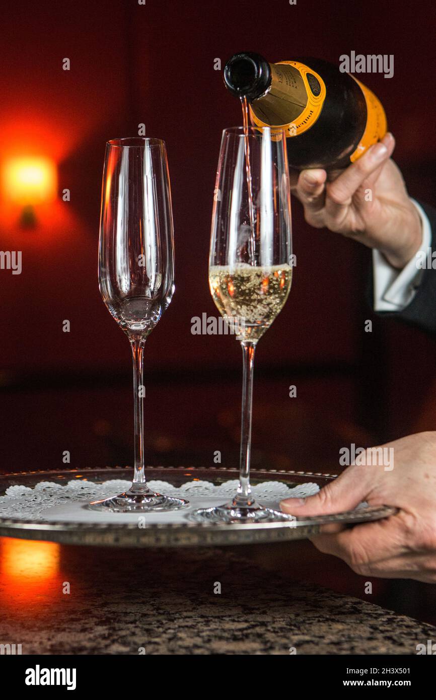 San Francisco, Californie, États-Unis.Janvier 2015.Du champagne est versé dans un verre lors d'un événement. Banque D'Images