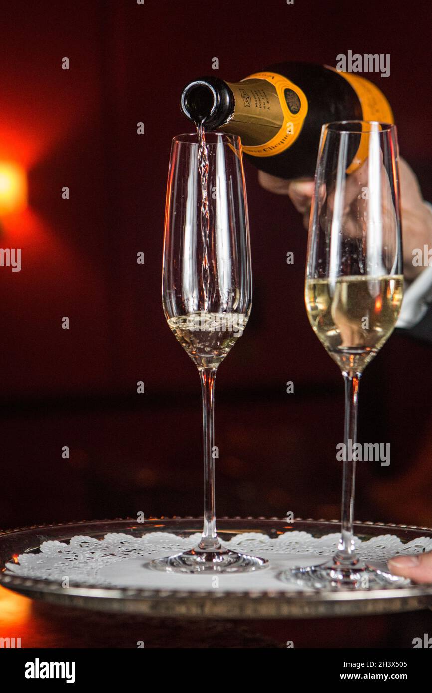 San Francisco, Californie, États-Unis.Janvier 2015.Du champagne est versé dans un verre lors d'un événement. Banque D'Images