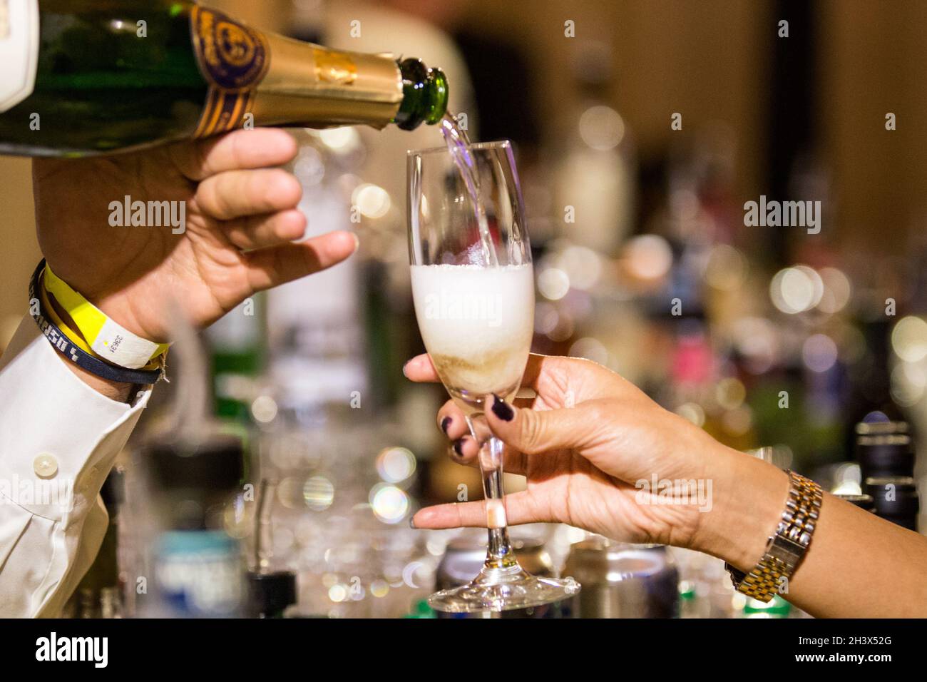 San Francisco, Californie, États-Unis.Décembre 2015.Du champagne est versé dans un verre lors d'un événement. Banque D'Images