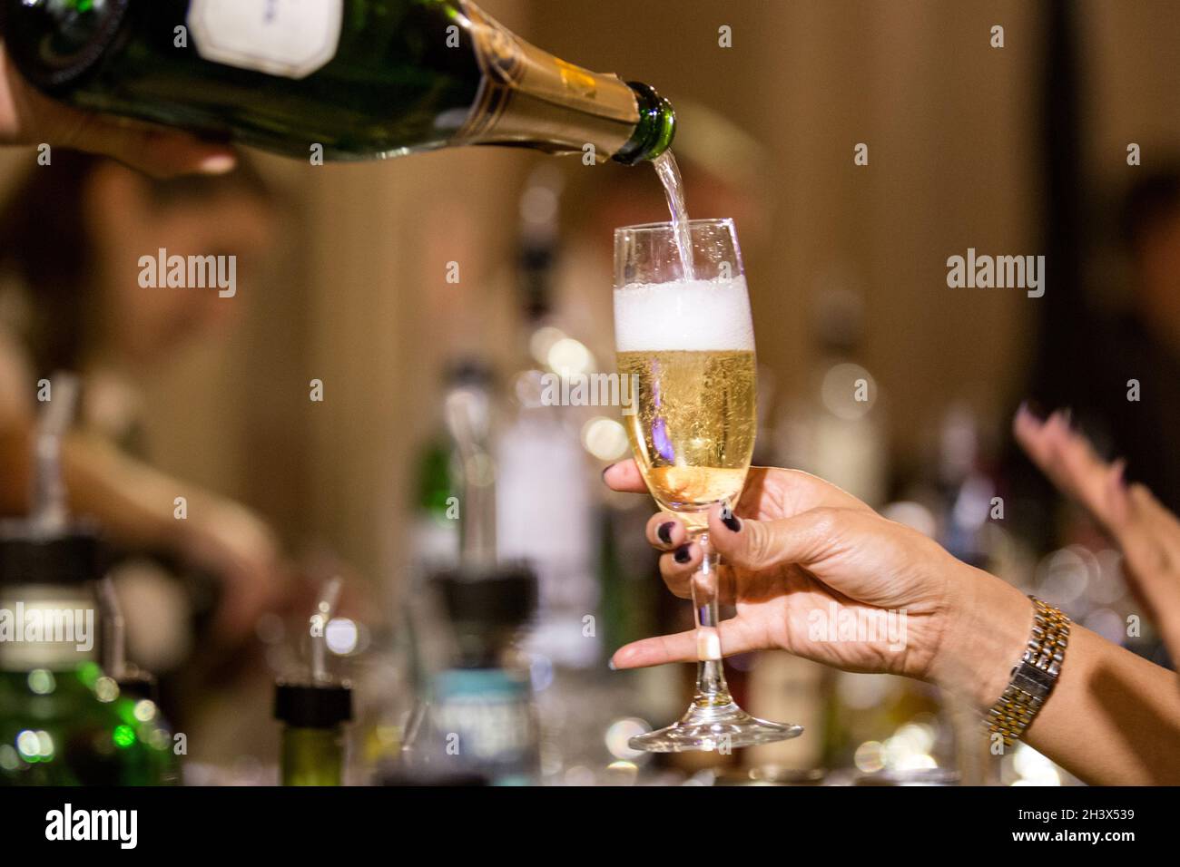 San Francisco, Californie, États-Unis.Décembre 2015.Du champagne est versé dans un verre lors d'un événement. Banque D'Images