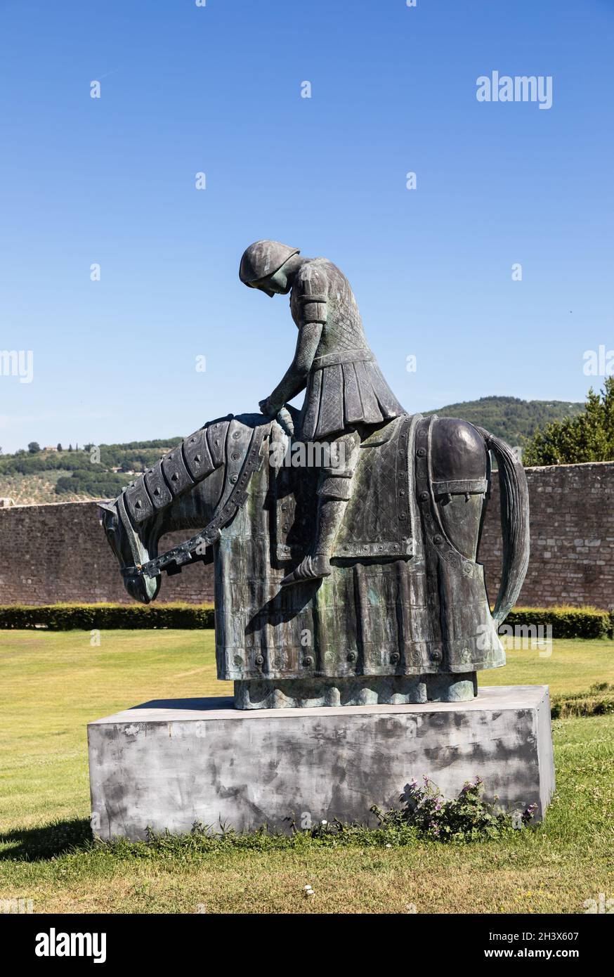 Village d'Assise en Ombrie, Italie.Statue de Saint François.La ville est célèbre pour la plus importante basilique italienne dedica Banque D'Images