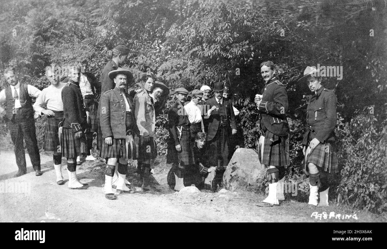 Les Kilties, une bande canadienne d'Écossais, reposent sur le bord de la route, à Westland, en Nouvelle-Zélande, lors de leur tournée mondiale, en 1909. Banque D'Images