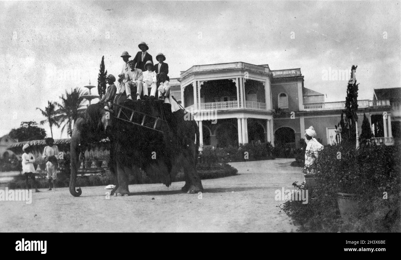 Touristes à cheval sur un éléphant à Calcutta, Inde, 1909. Banque D'Images
