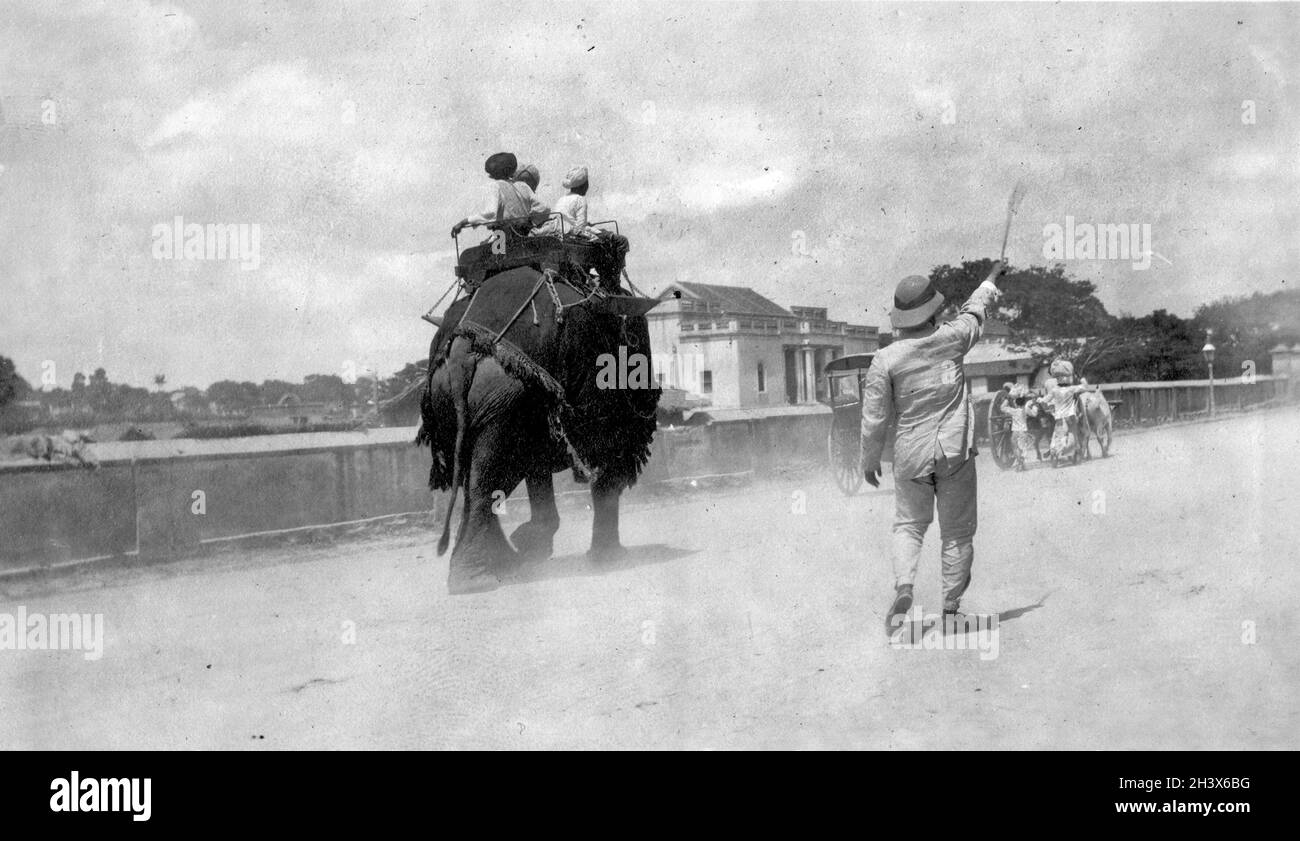 Touristes à cheval sur un éléphant à Calcutta, Inde, 1909. Banque D'Images