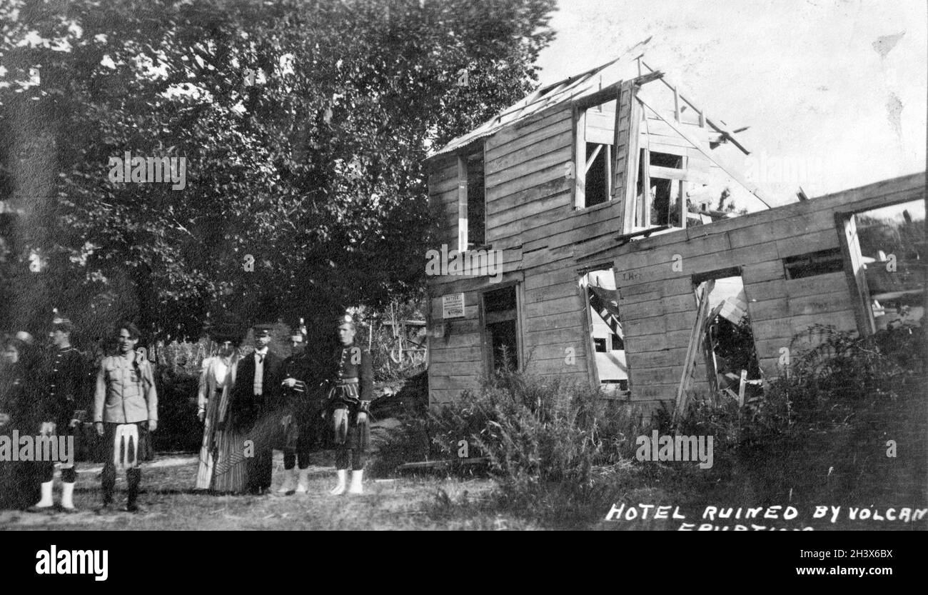 Le Kilties, une bande canadienne d'Écossais, inspecte un hôtel à Rotorua, en Nouvelle-Zélande, au cours de leur tournée mondiale, en 1909.L'hôtel a été détruit par une éruption volcanique. Banque D'Images