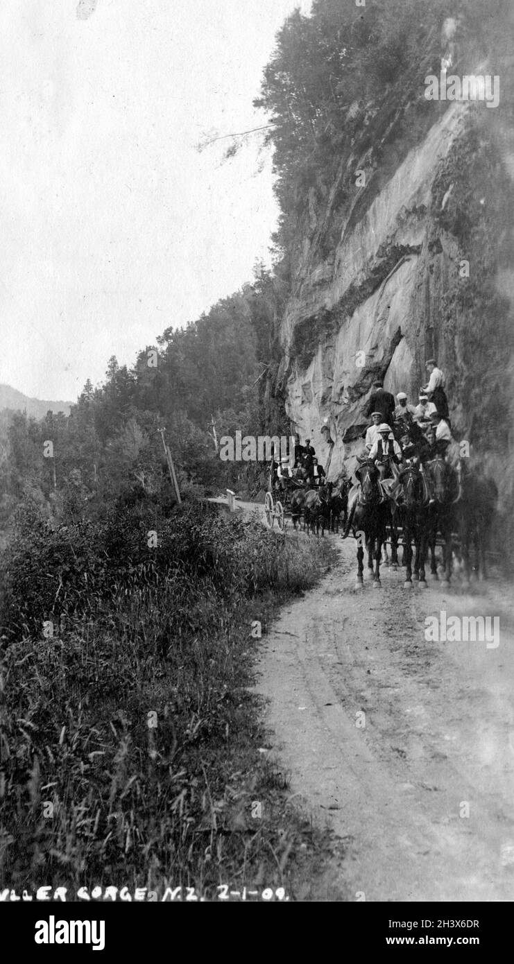 Les Kilties, une bande canadienne d'Écossais, remplissent deux stagecoaches sur la route Buller, à Westland, en Nouvelle-Zélande, au cours de leur tournée mondiale, 1909. Banque D'Images