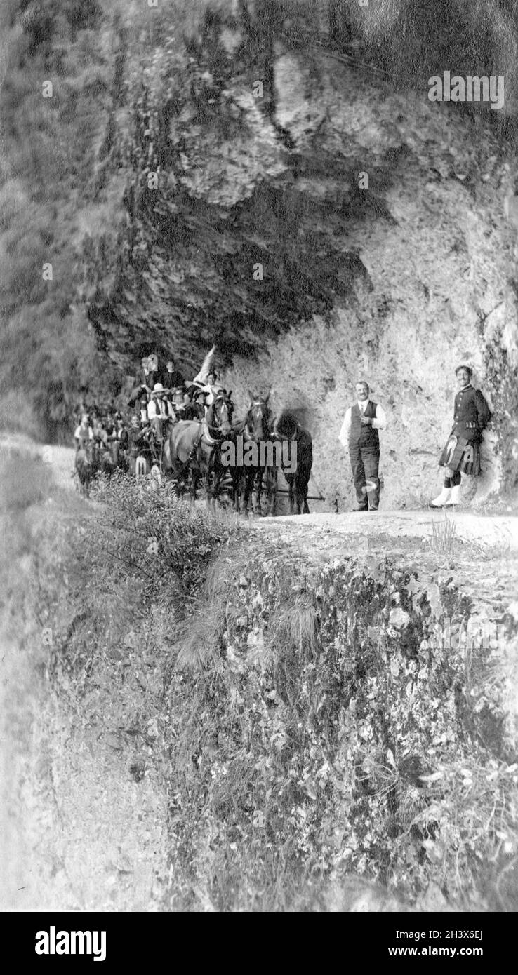 Les Kilties, une bande canadienne d'Écossais, font une pause à Hawks Crag, dans la gorge de Buller, Westland, en Nouvelle-Zélande, au cours de leur tournée mondiale, en 1909. Banque D'Images