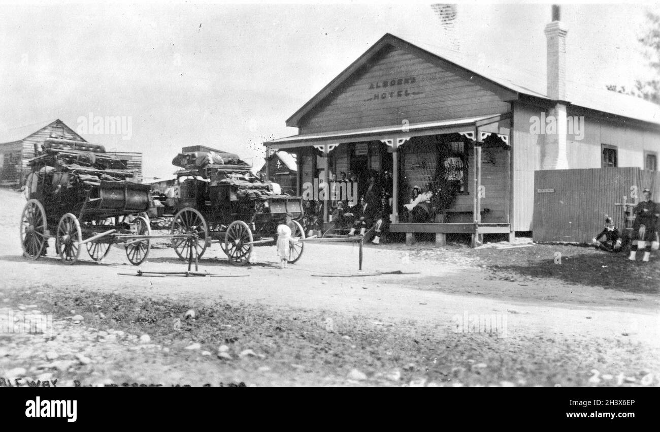 Les Kilties, une bande canadienne d'Écossais, se reposent à Inangahua Junction, à Westland, en Nouvelle-Zélande, lors de leur tournée mondiale, en 1909. Banque D'Images