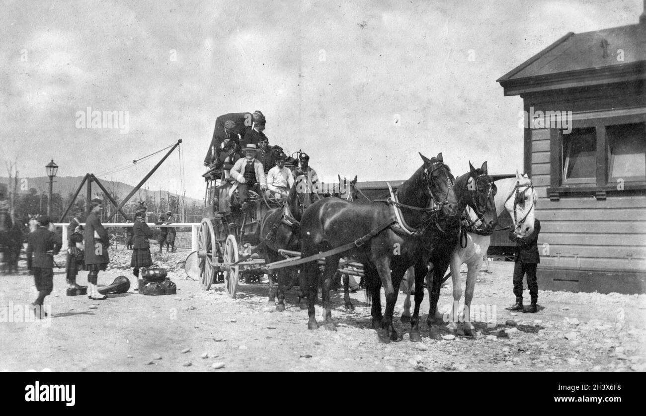 Les Kilties, une bande canadienne d'Écossais, remplissent deux stagecoaches à Reefton, prêts à voyager sur le chemin Buller, à Westland, en Nouvelle-Zélande, au cours de leur tournée mondiale de 1909. Banque D'Images
