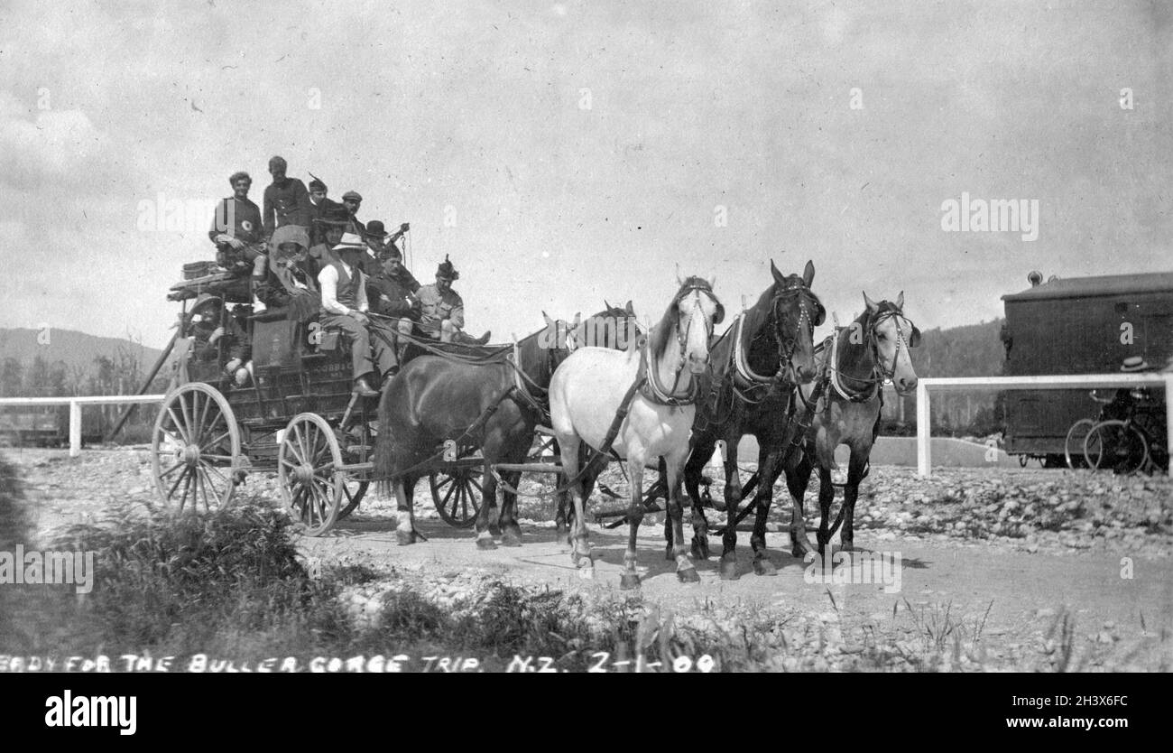 Un stagecoach chargé se prépare à quitter Reefton pour le voyage de la gorge de Buller à Westport, en Nouvelle-Zélande, le 2 janvier 1909.Notez l'équipe de cinq chevaux qui était commune sur la côte ouest. Banque D'Images
