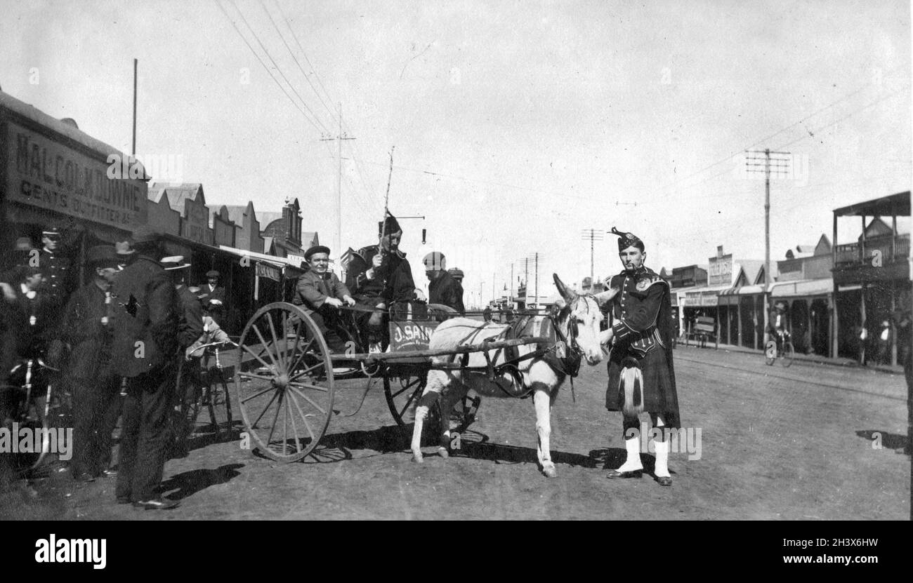 Scotmen prenant un tour sur un chariot, probablement en Australie, 1909. Banque D'Images