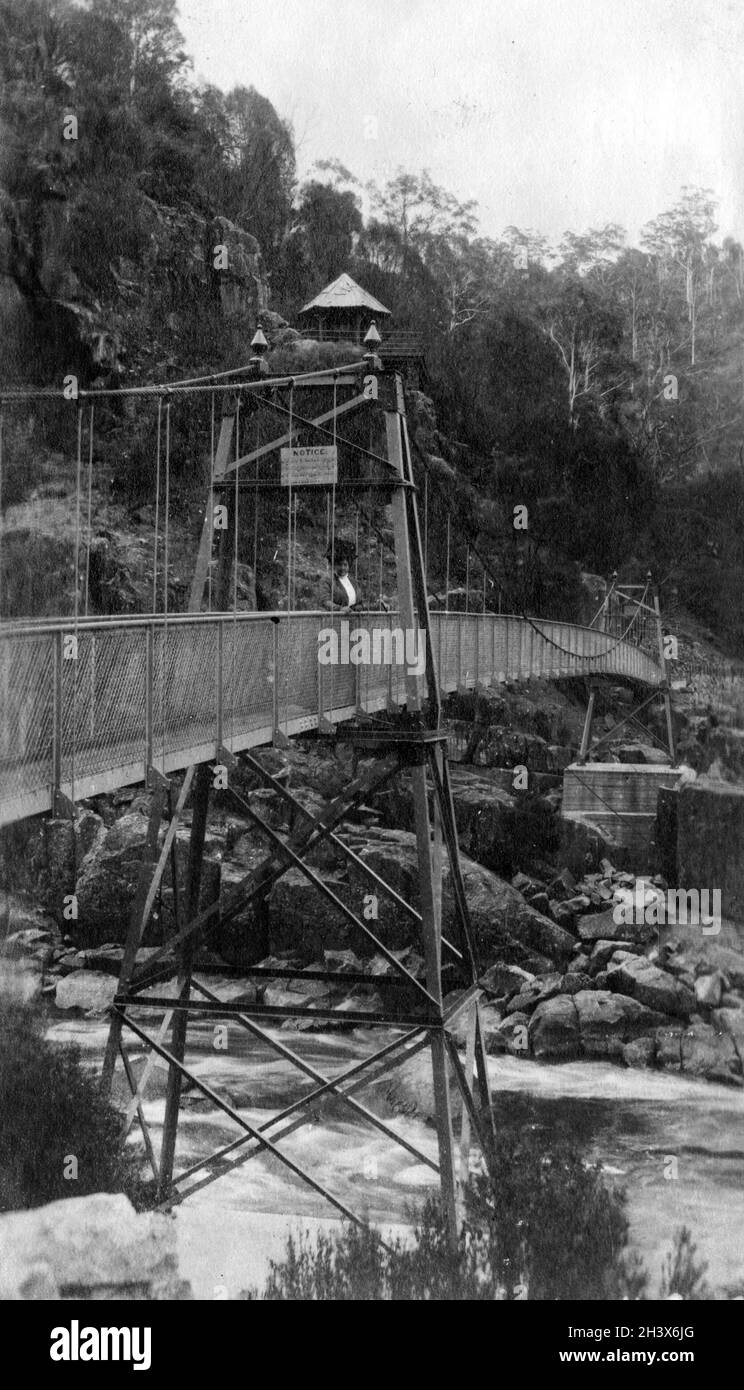Passerelle dans la gorge de Cataract ; Launceston ; Tasmanie., 9.2.1909. Banque D'Images
