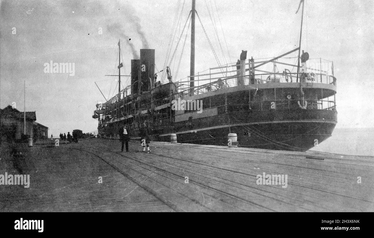 P and O Steamship SS Macedonia à côté d'un quai, probablement à Adélaïde; Australie méridionale., 1909.La Macédoine était le quatrième des 10 navires P&O de classe M construits avant le début de la première Guerre mondiale.La Macédoine a servi avec P&O comme passager jusqu'à ce qu'elle soit réquisitionnée par l'Amirauté en 1914.Après sa conversion en croiseur de marchands armés, elle a servi comme HMS Macedonia pendant la première Guerre mondiale, a survécu et a été retournée au service de P&O jusqu'à sa rupture en 1931. Banque D'Images