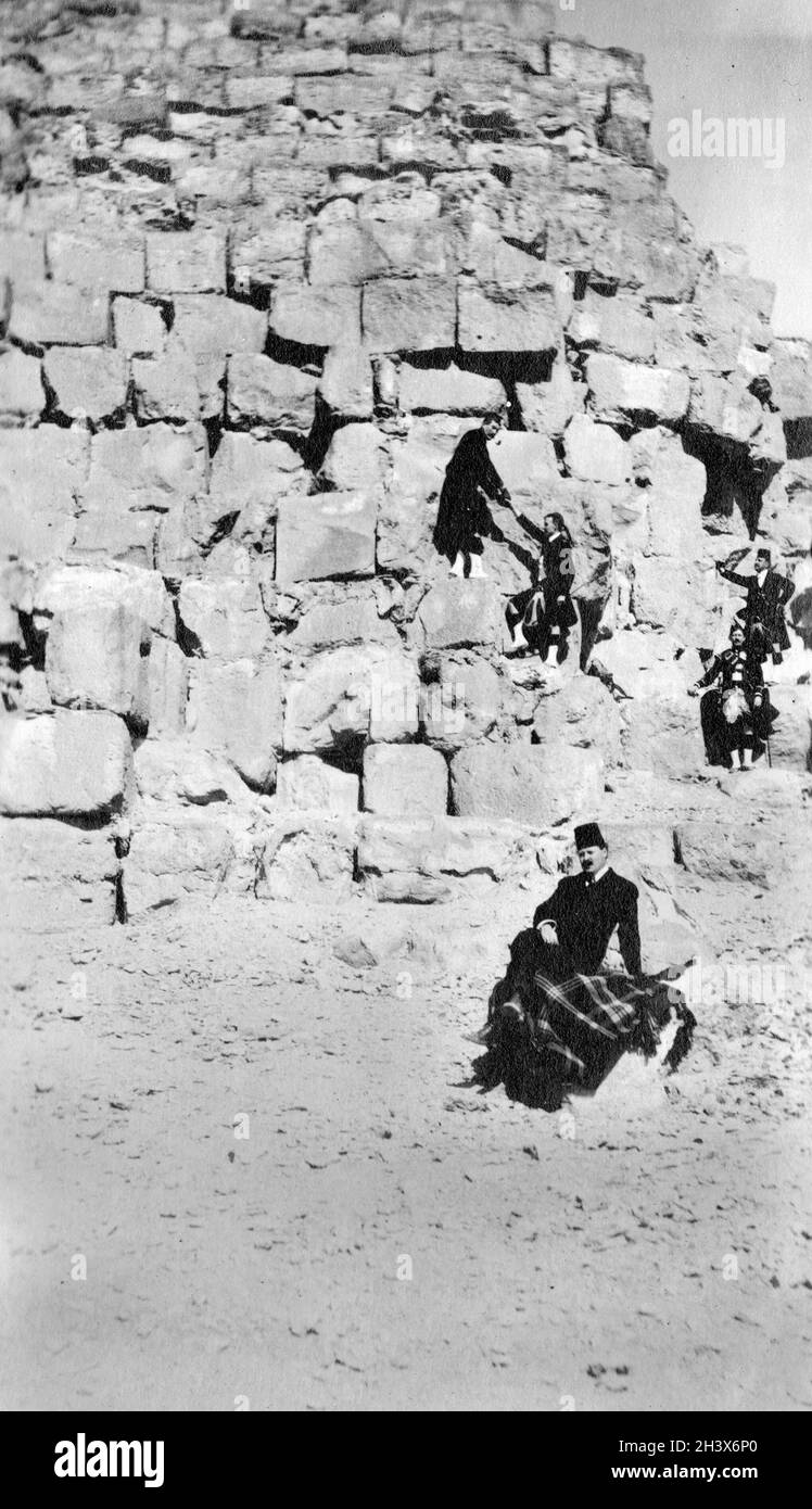 Touristes de la bande canadienne, The Kilties, à la Grande Pyramide de Gizeh, Égypte, 1909 Banque D'Images
