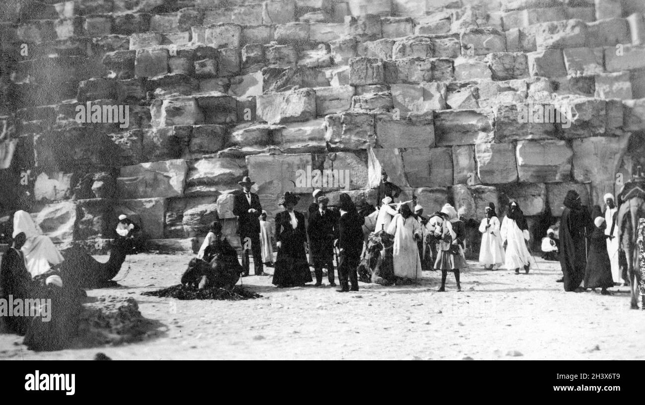 Touristes à la base de la Grande Pyramide de Gizeh, Egypte, 1909 Banque D'Images