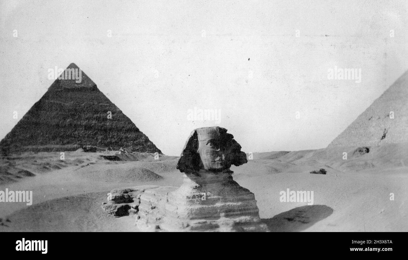 Le Sphinx et la base de la Grande Pyramide à droite, plateau de Gizeh, Égypte, 1909 Banque D'Images
