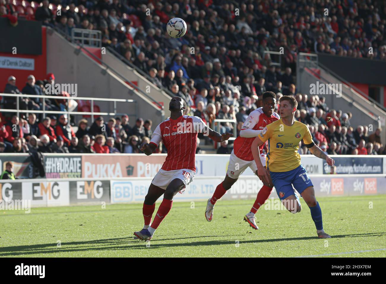 ROTHERHAM, ROYAUME-UNI.30 OCT Freddie Ladapo de Rotherham (10), en possession de biens, suivi de Dennis Cirkin de Sunderland (17) lors du match de la Sky Bet League 1 entre Rotherham United et Sunderland au stade de New York, à Rotherham, le samedi 30 octobre 2021.(Crédit : Emily Moorby | MI News) crédit : MI News & Sport /Alamy Live News Banque D'Images