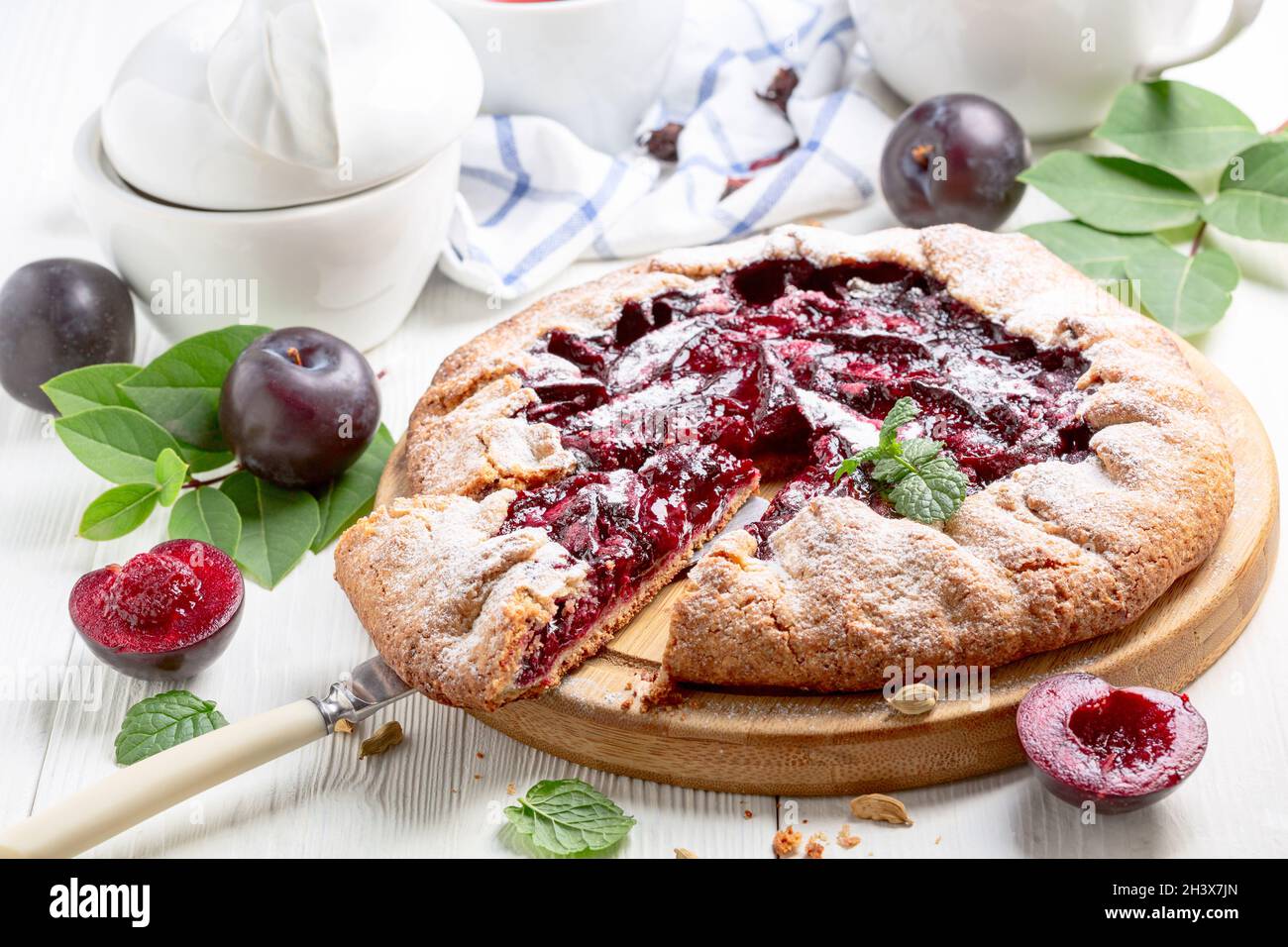 Tarte ouverte d'été ou galette avec prunes rouges. Banque D'Images