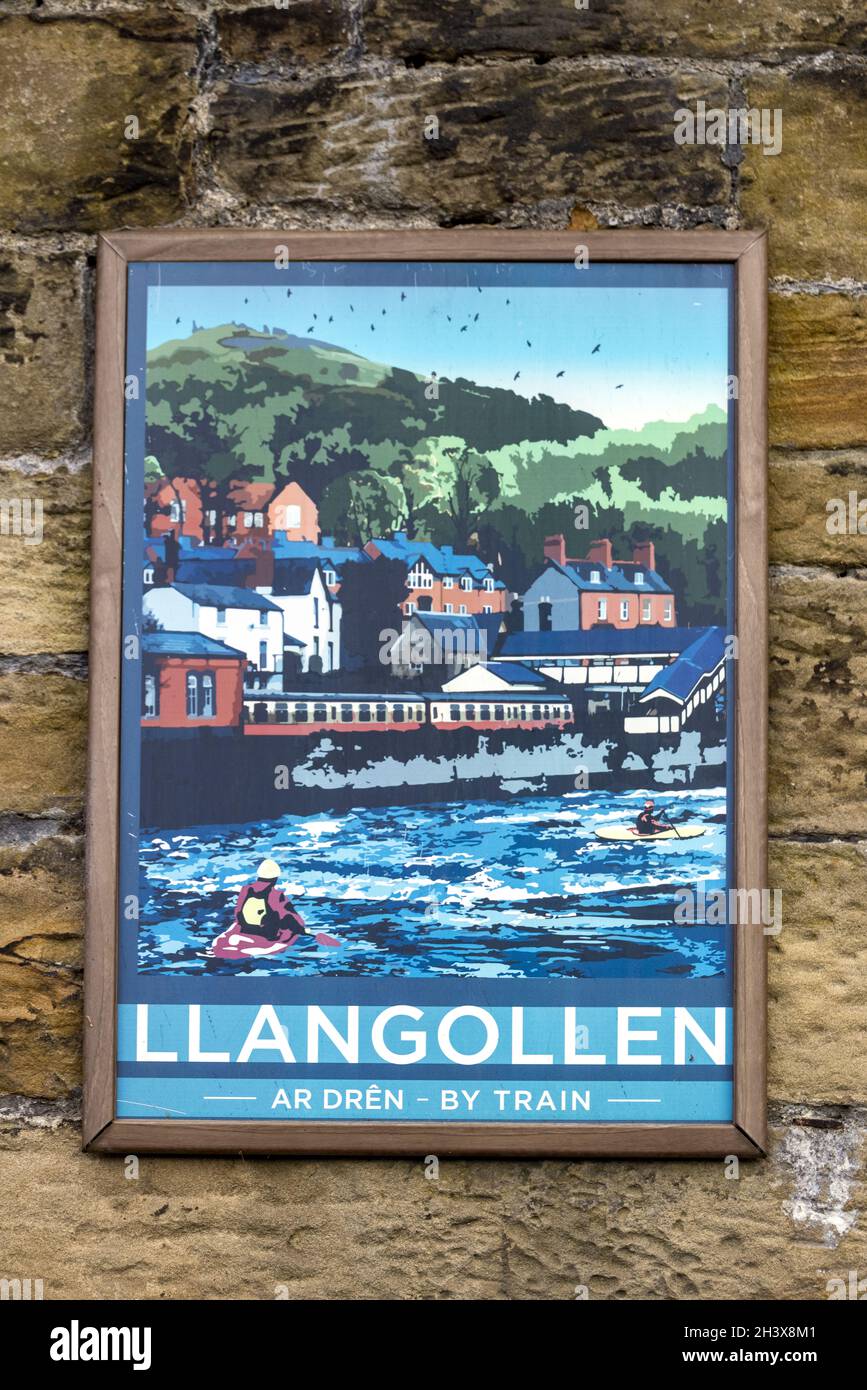 LLANGOLLEN, DENBIGHSHIRE, PAYS DE GALLES - JUILLET 11 : ancienne affiche touristique dans la station de Llangollen, pays de Galles, le 11 juillet 2021 Banque D'Images