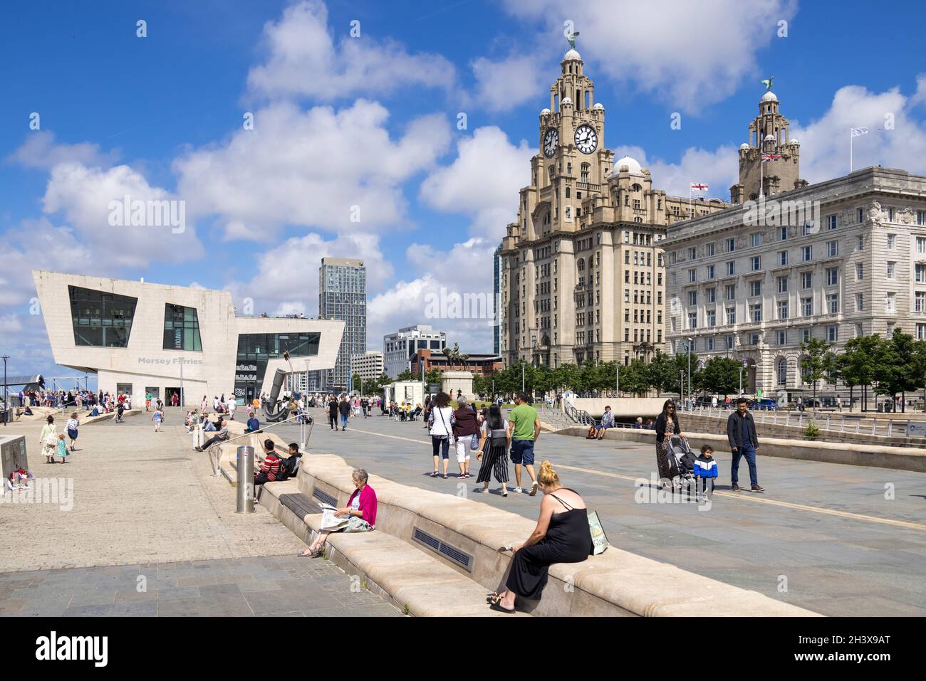 LIVERPOOL, Royaume-Uni - JUILLET 14 : les bâtiments Cunard, Royal Liver et Ferry terminal à Liverpool, Angleterre, le 14 juillet 2021 Banque D'Images