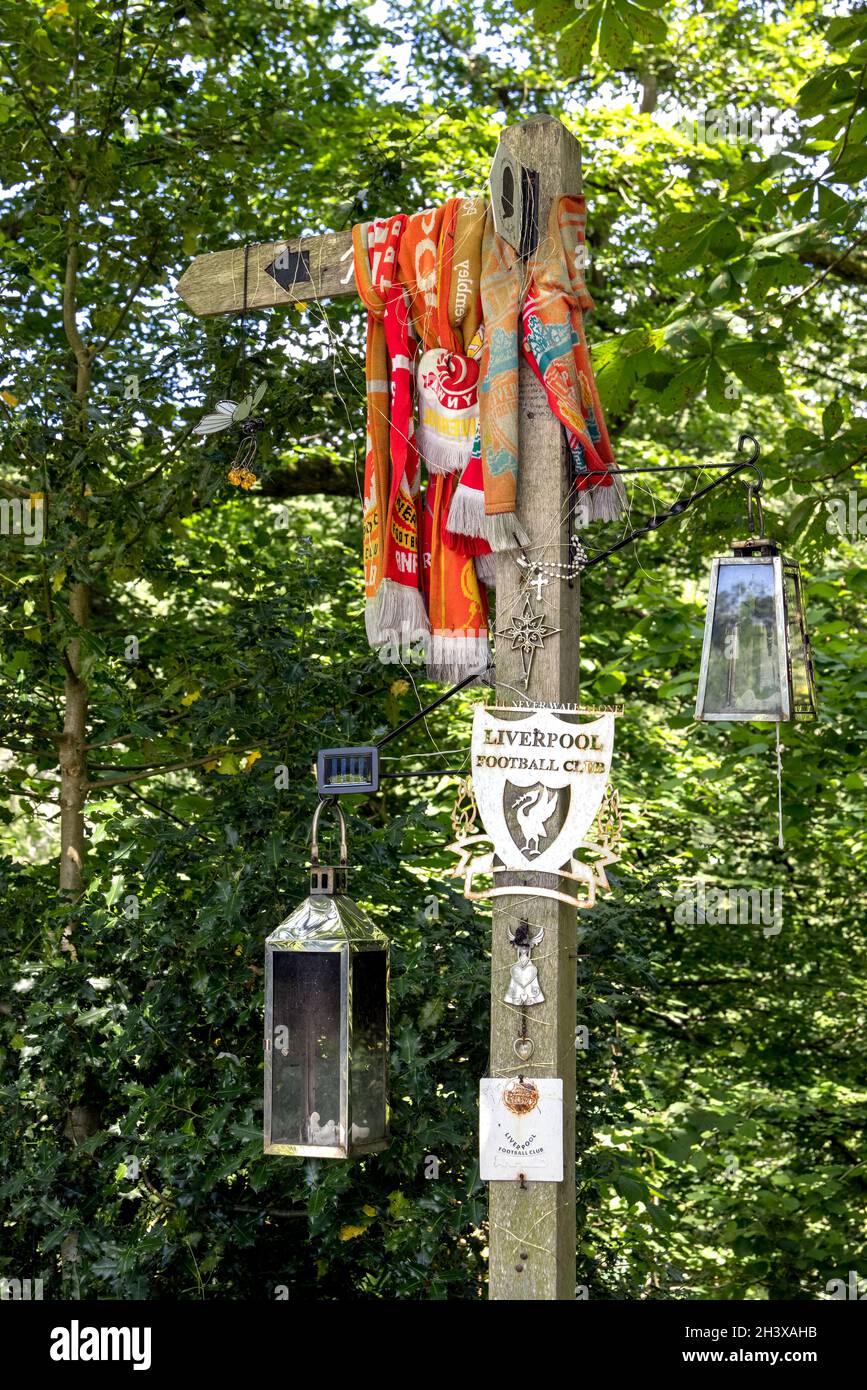 FRONCYLLTE, WREXHAM, PAYS DE GALLES - JUILLET 15 : panneau en bois recouvert de souvenirs du FC Liverpool près de Froncysylte, Wrexham, Wale Banque D'Images