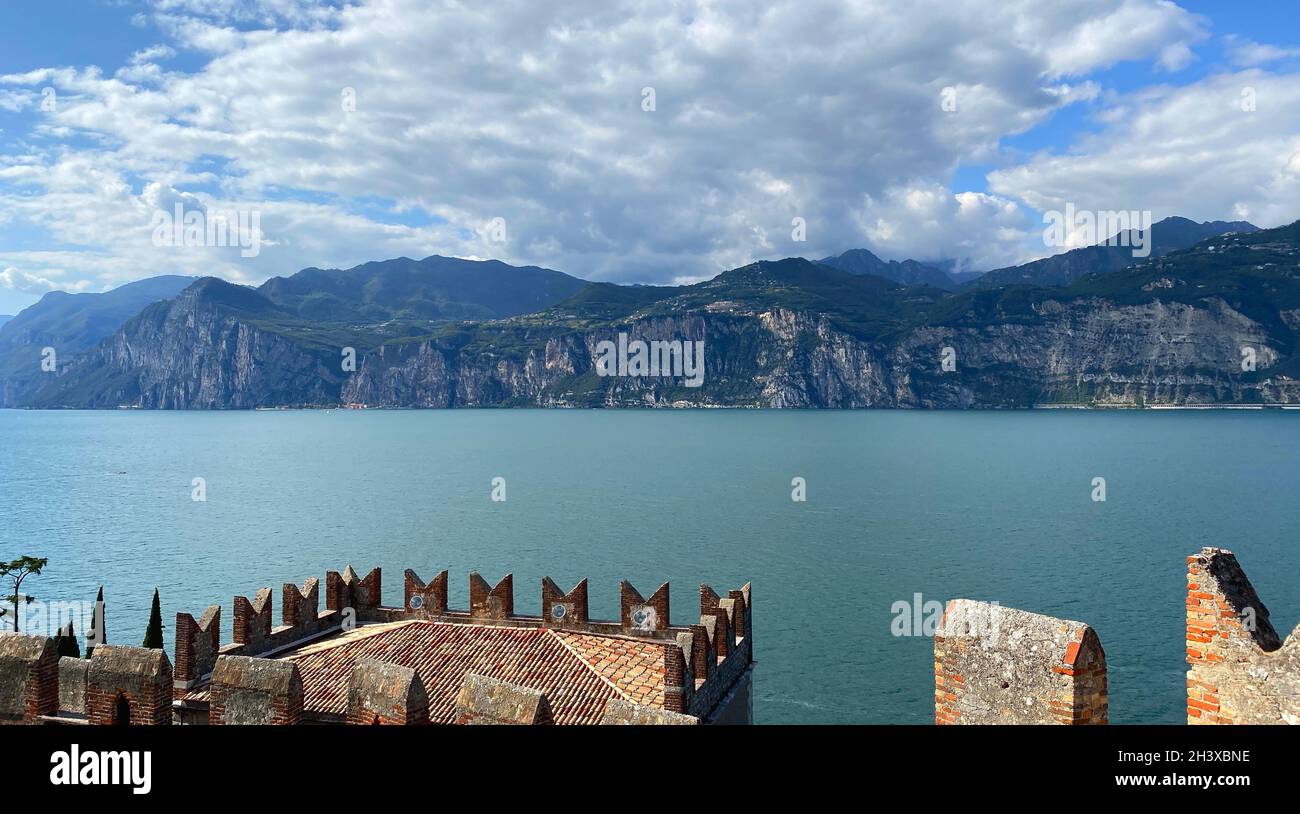 Château de Malcesine sur la rive est du lac de Garde.Lombardie, Nord de l'Italie, Europe. Banque D'Images