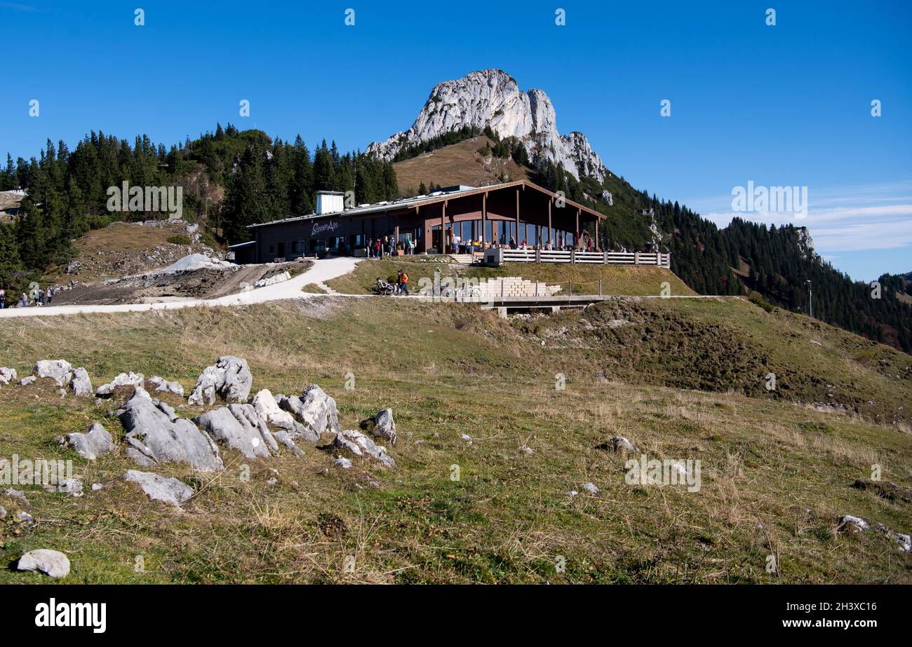 Aschau im Chiemgau, Allemagne.30 octobre 2021.Les excursions s'assoient devant le Kampenwand au Sonnen Alm.Gondoles plus grandes, plus grande capacité, accessibilité - le téléphérique du Kampenwand à Chiemgau doit être renouvelé.Toutefois, certains écologistes sont critiques à l'égard des projets de renouvellement du téléphérique de Kampenwand.Credit: Sven Hoppe/dpa/Alay Live News Banque D'Images