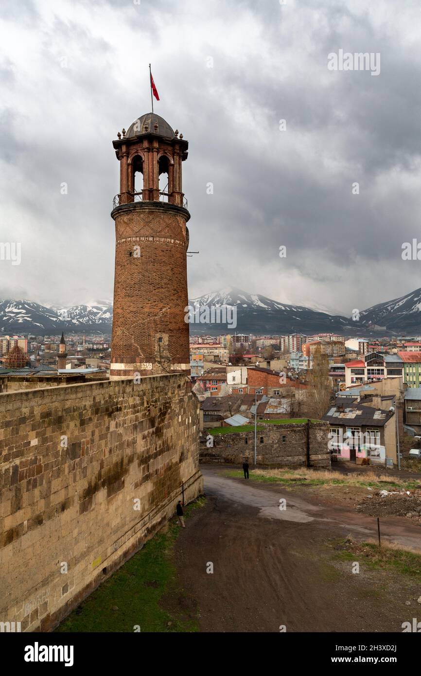 Tour historique de l'horloge à l'intérieur du château d'Erzurum, dans l'est de la Turquie. Banque D'Images