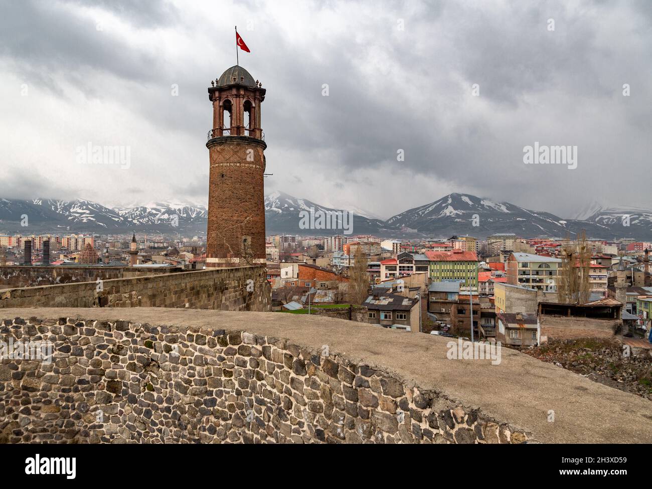 Tour historique de l'horloge à l'intérieur du château d'Erzurum, dans l'est de la Turquie. Banque D'Images