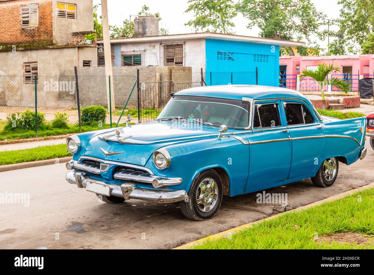 Vieille voiture rétro américaine bleue dans la rue de Camaguay, Cuba Banque D'Images