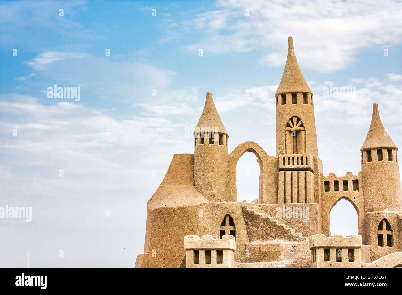 Sandcastle pendant une journée ensoleillée avec fond bleu ciel.Concept pour l'été, les vacances et le plaisir. Banque D'Images