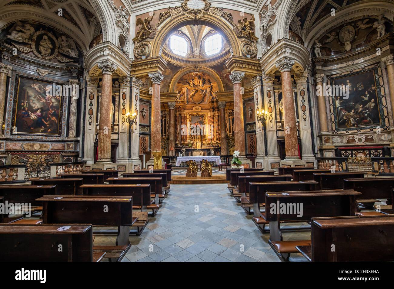 Intérieur baroque ancien avec décoration vintage.Église royale de San Lorenzo (St.Lawrence) à Turin, en Italie Banque D'Images