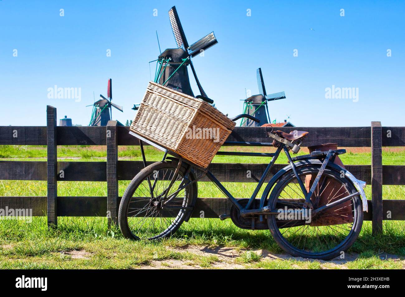 Vélo avec moulin à vent et fond bleu ciel.Paysage pittoresque à proximité d'Amsterdam aux pays-Bas. Banque D'Images