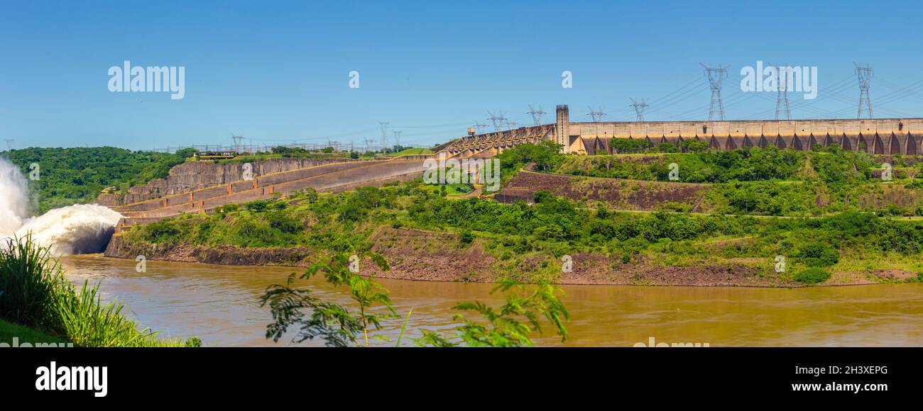 Barrage hydroélectrique massif d'Itaipu sur le fleuve Parana situé à la frontière entre le Brésil et le Paraguay Banque D'Images