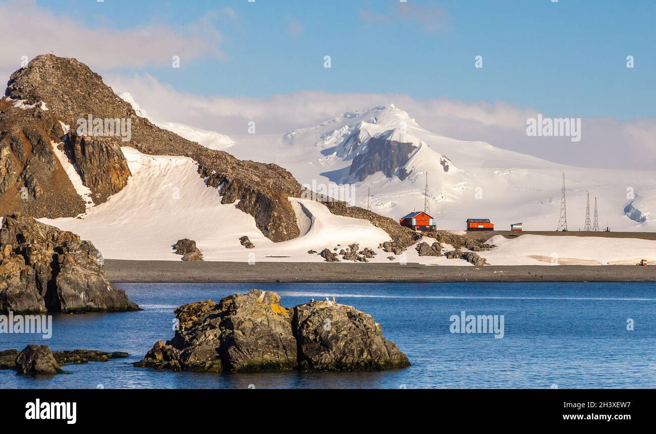 Paysage antarctique avec montagnes et station de base argentine Camara, île Half Moon, péninsule antarctique Banque D'Images