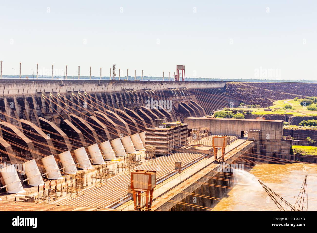 Le plus grand barrage hydroélectrique d'Itaipu au monde sur le fleuve Parana situé à la frontière entre le Brésil et le Paraguay Banque D'Images