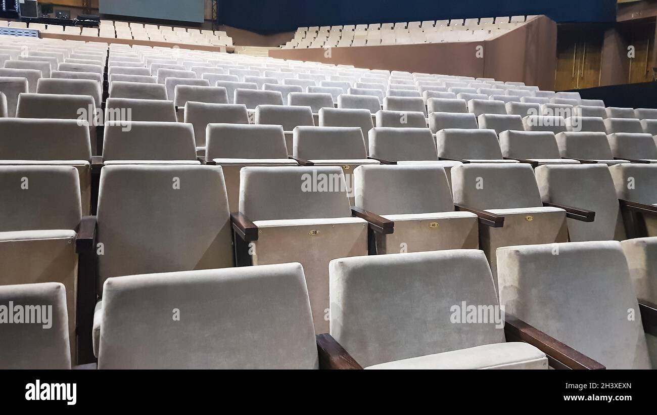 Beaucoup de chaises rembourrées de couleur beige sans personnes dans le hall pour des spectacles et des films.Arrière-plan de beaucoup de chaises dans le Banque D'Images
