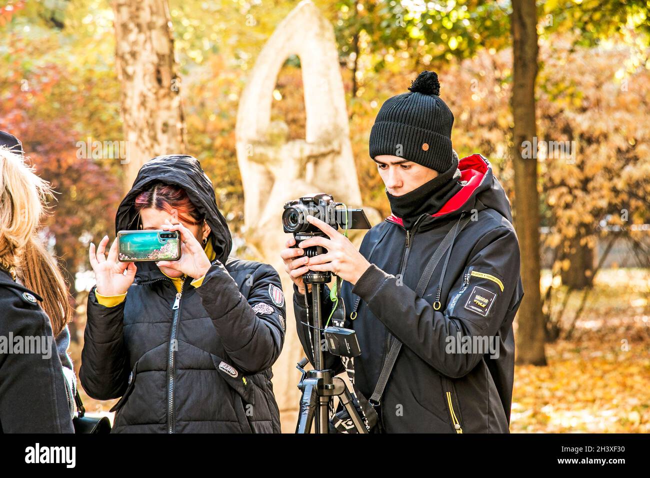 Dnepropetrovsk, Ukraine - 10.20.2021: Des journalistes de télévision locale interviewent des habitants de la ville. Banque D'Images