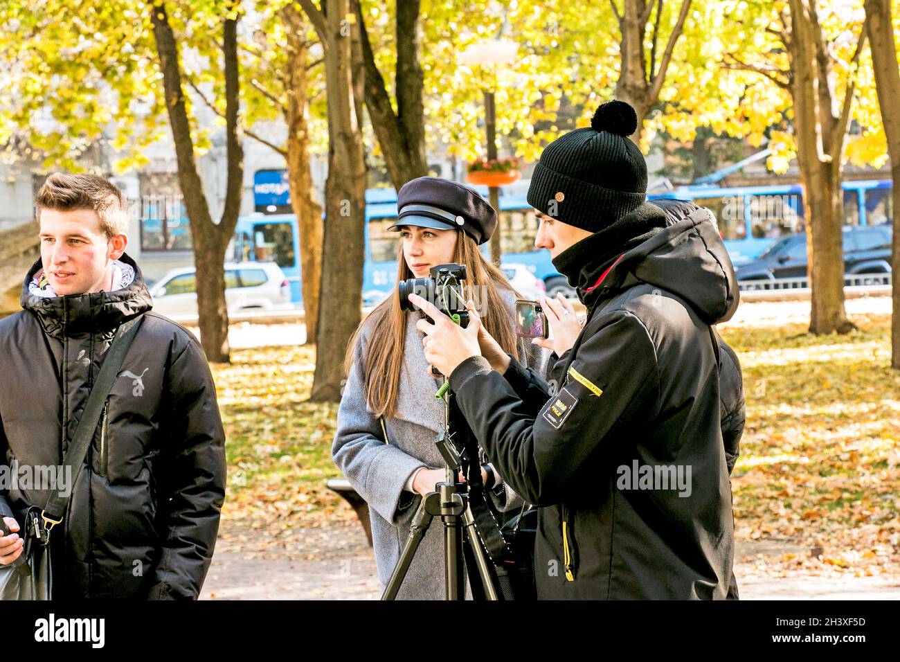 Dnepropetrovsk, Ukraine - 10.20.2021: Des journalistes de télévision locale interviewent des habitants de la ville. Banque D'Images