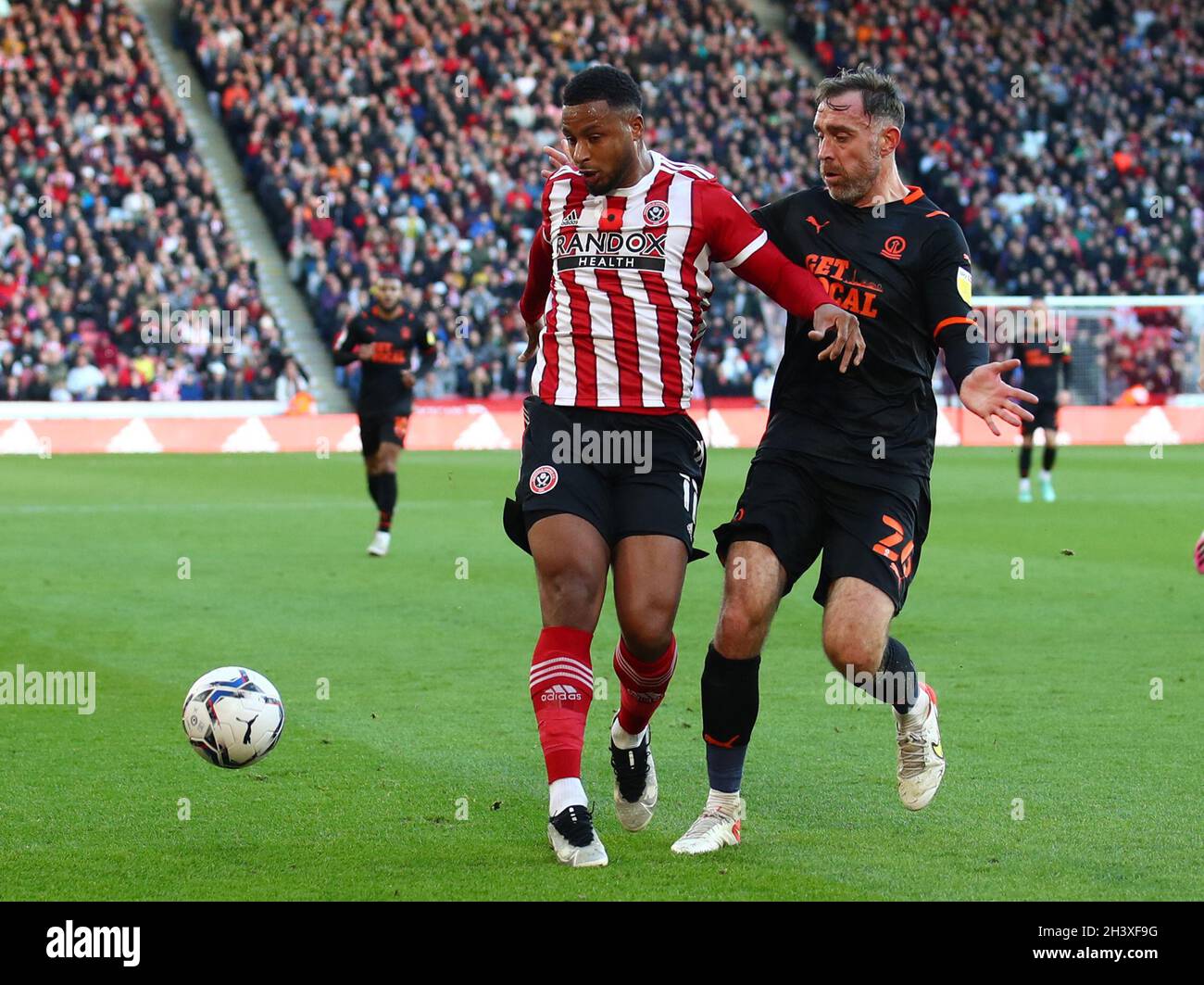 Sheffield, Angleterre, le 30 octobre 2021.Lys Moussset de Sheffield Utd et Richard Keogh de Blackpool pendant le match du championnat Sky Bet à Bramall Lane, Sheffield.Le crédit photo devrait se lire comme suit : Simon Bellis/ Sportimage Banque D'Images