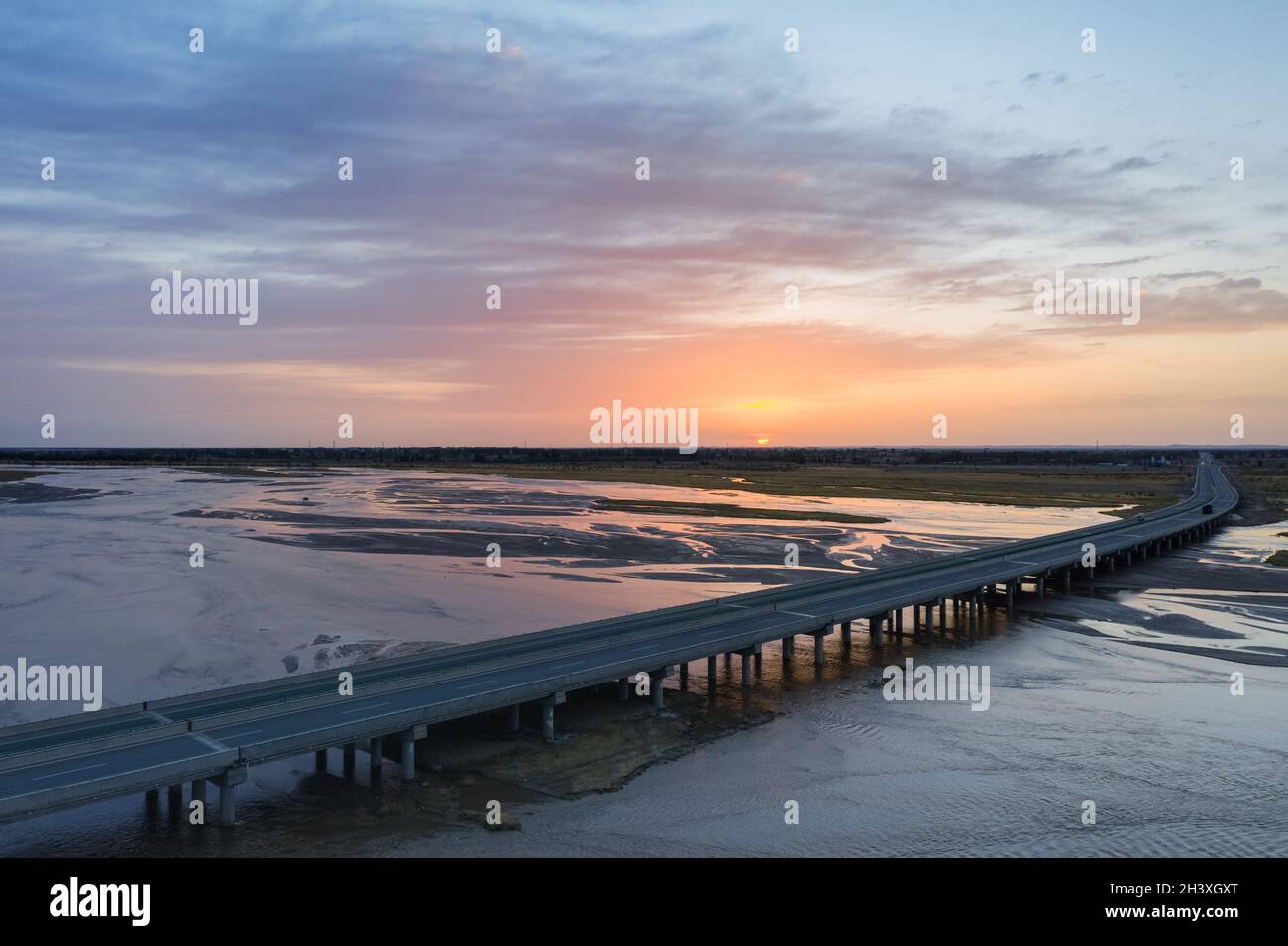 Vue aérienne de la rivière noire au lever du soleil Banque D'Images