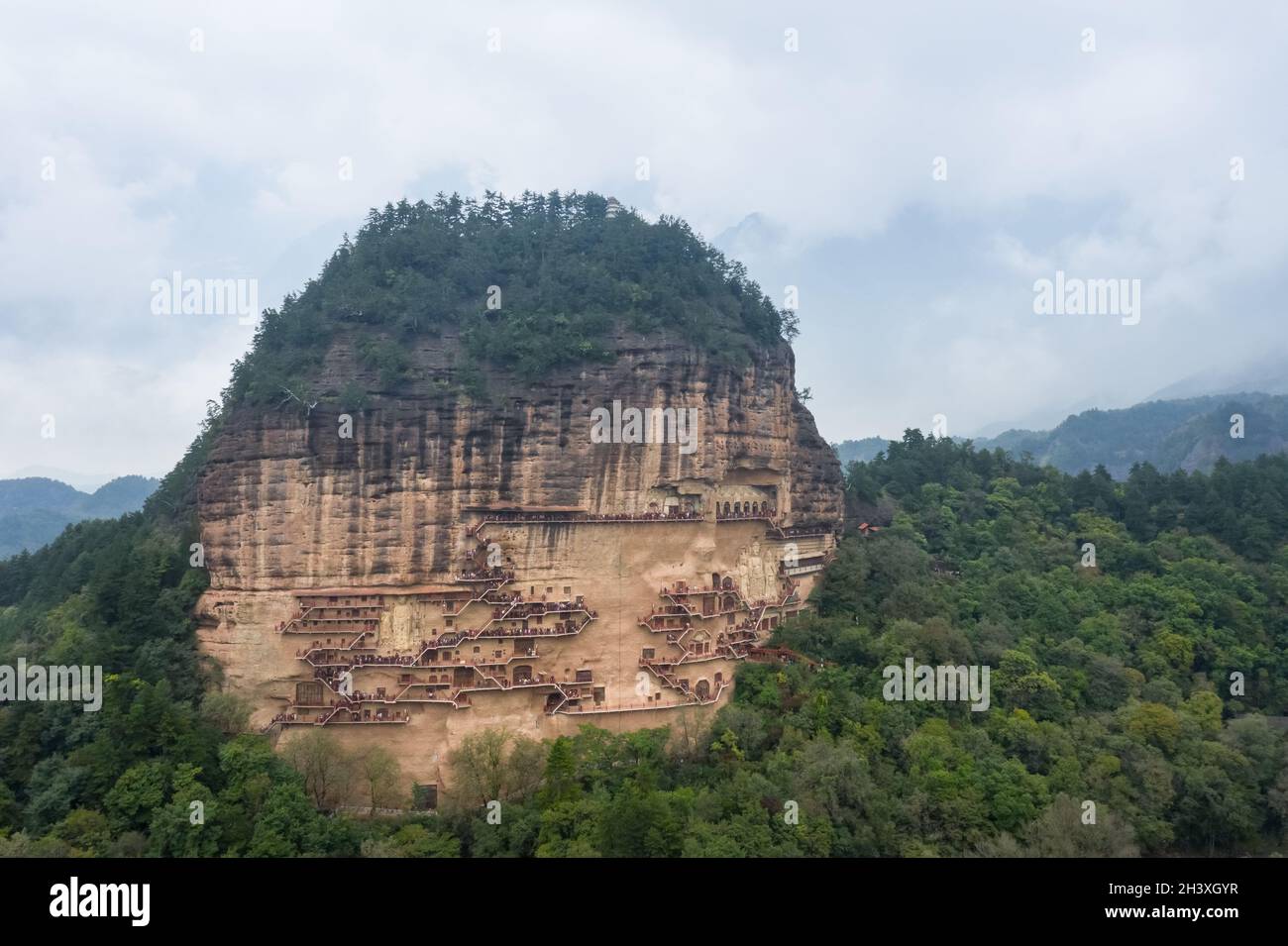 Grottes de montagne de Gansu maiji dans le ciel nuageux Banque D'Images