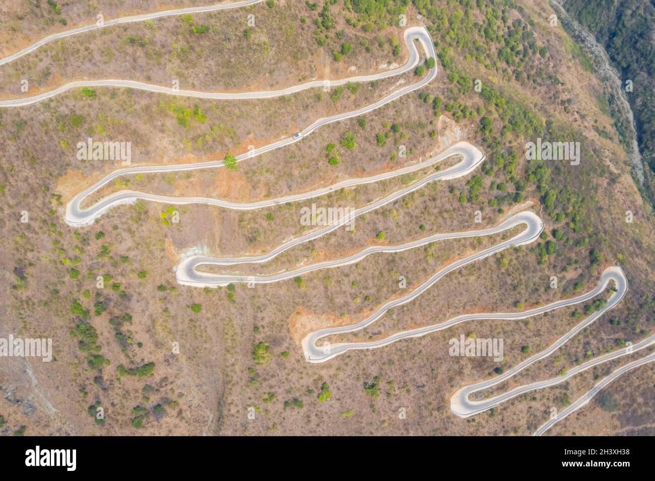 Vue aérienne de la route sinueuse de montagne Banque D'Images