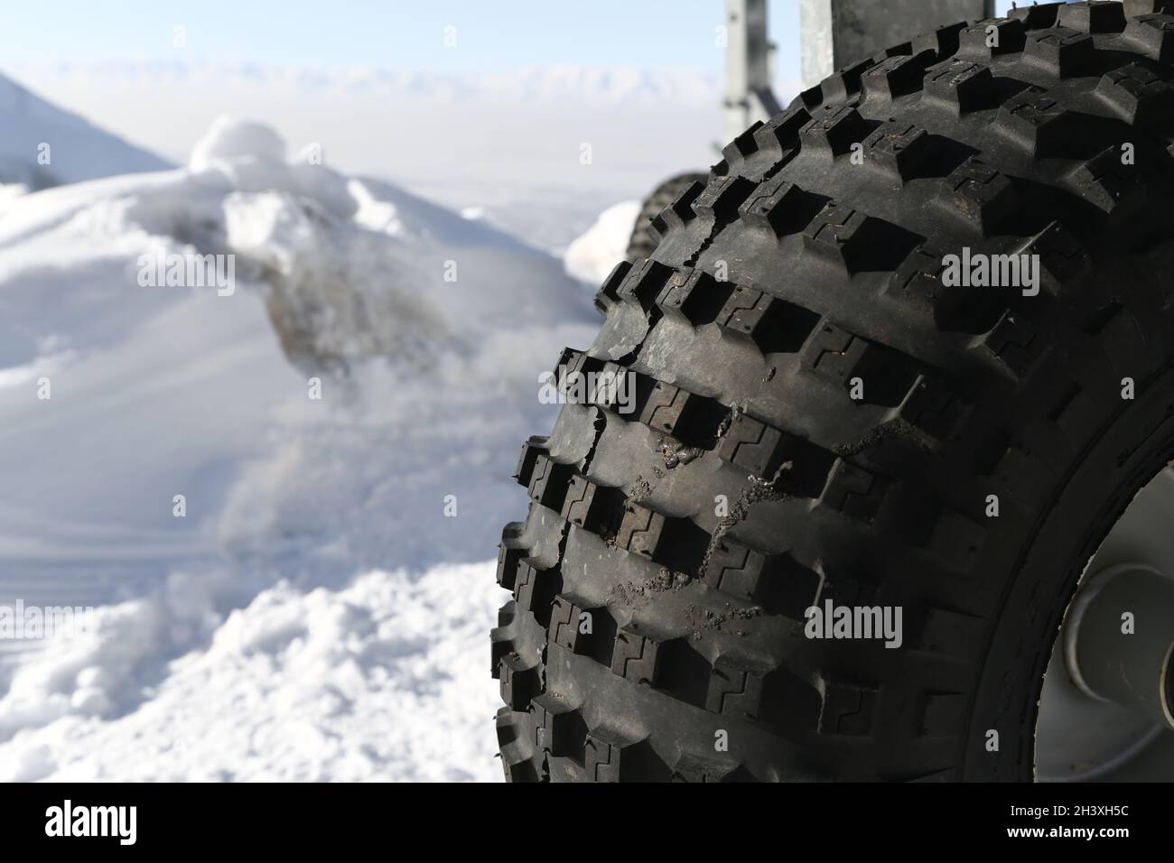 Pneu à neige qui empêche le patinage sur la neige et assure une conduite sécuritaire. Banque D'Images