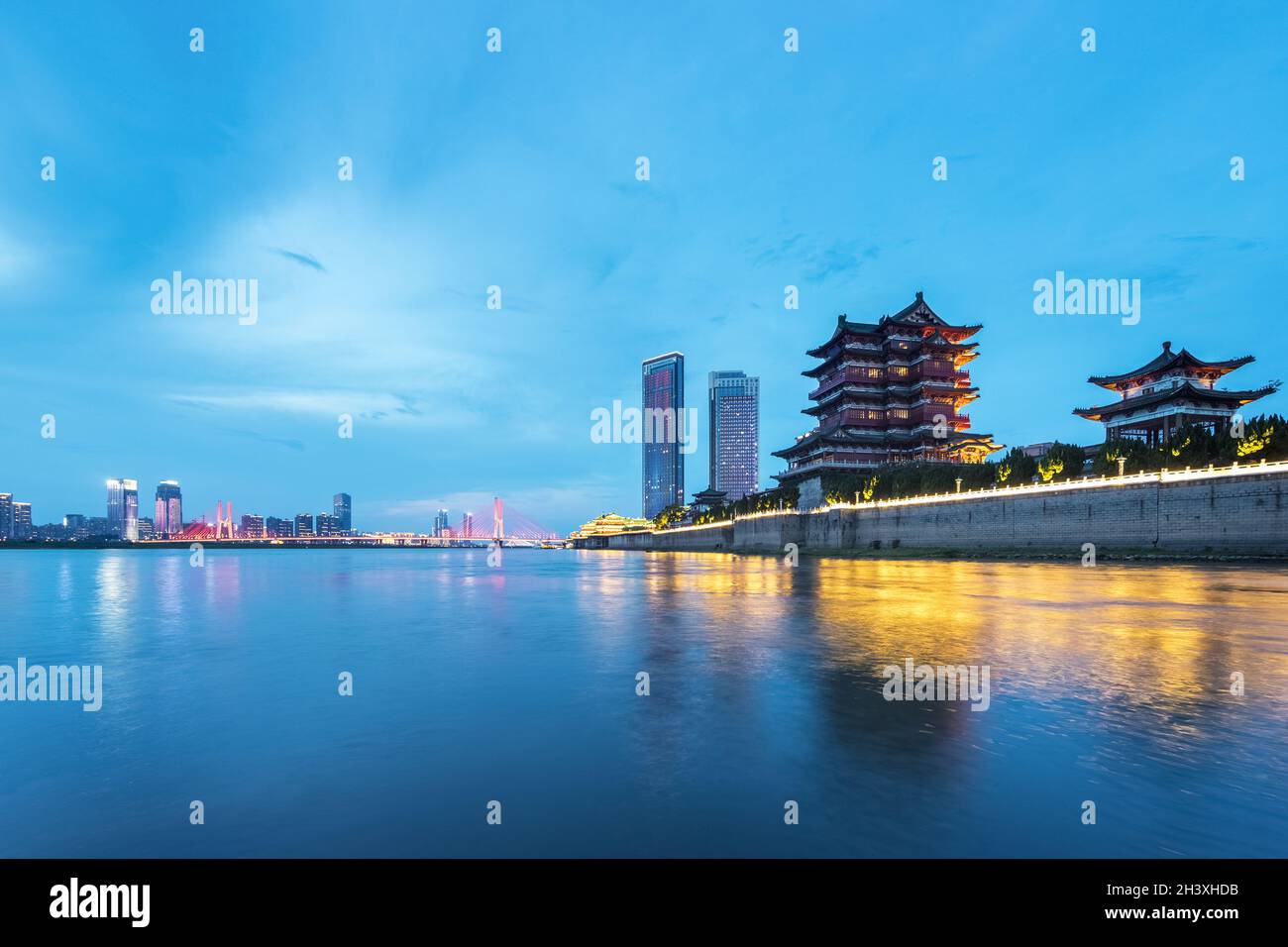 Magnifique paysage urbain de Nanchang la nuit tombée Banque D'Images