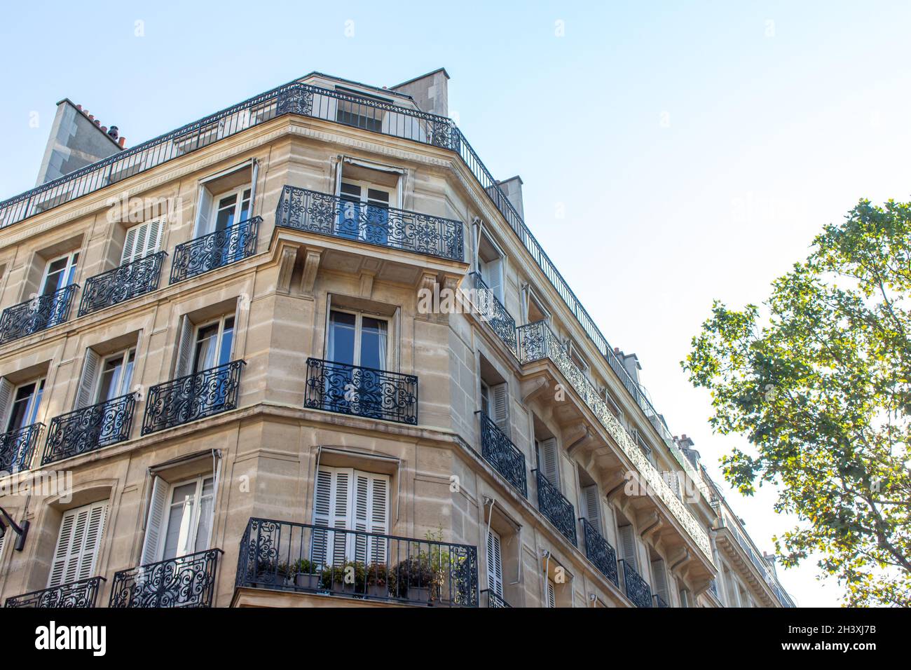 Vue rapprochée sur la texture extérieure de l'architecture française traditionnelle, avec des murs en pierre et de beaux balcons ornés Banque D'Images