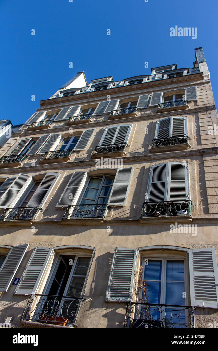 Vue rapprochée sur la texture extérieure de l'architecture française traditionnelle, avec des murs en pierre et de beaux balcons ornés Banque D'Images