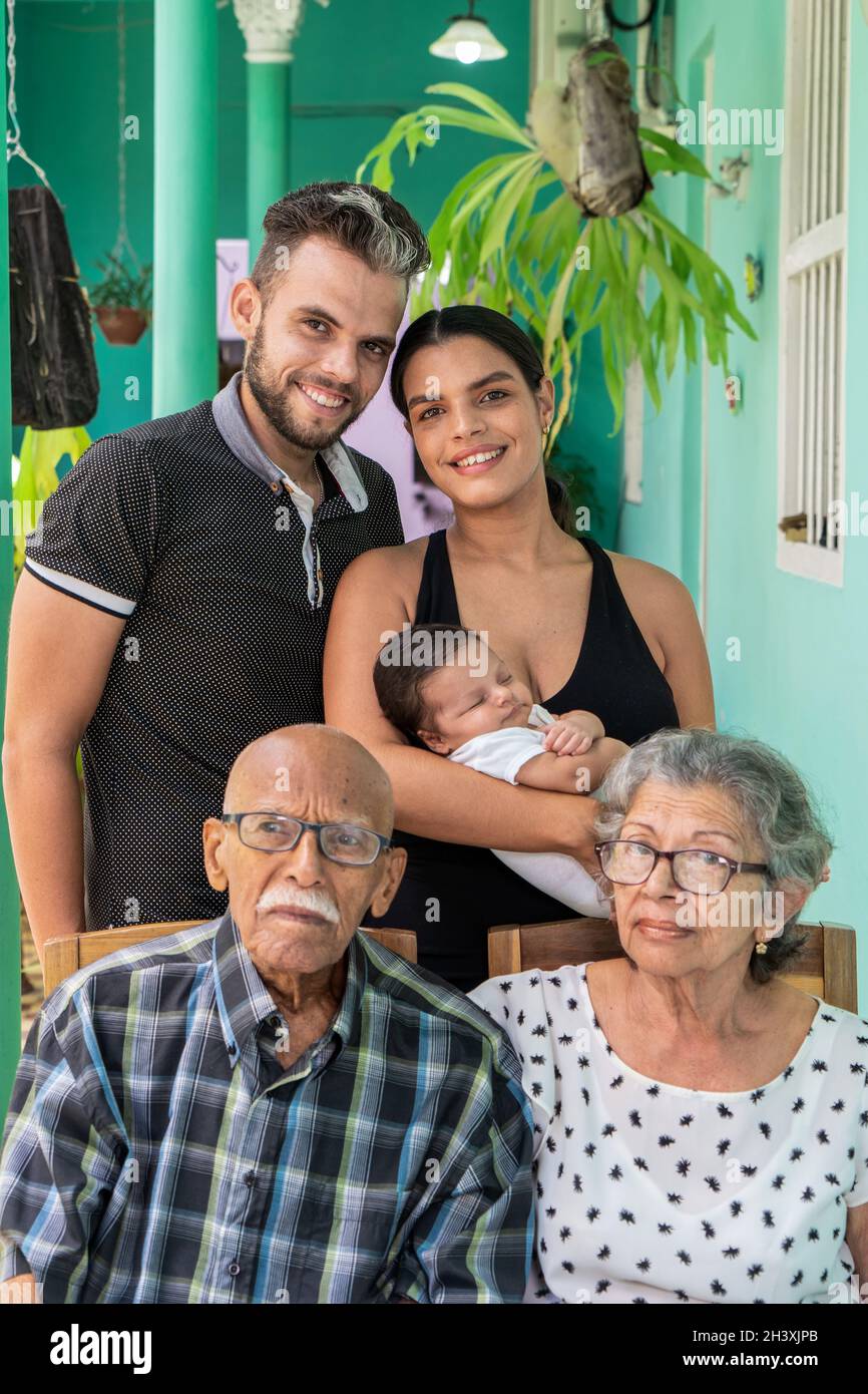 Photo de famille, bébé, leurs parents et leurs arrière-grands-parents Banque D'Images