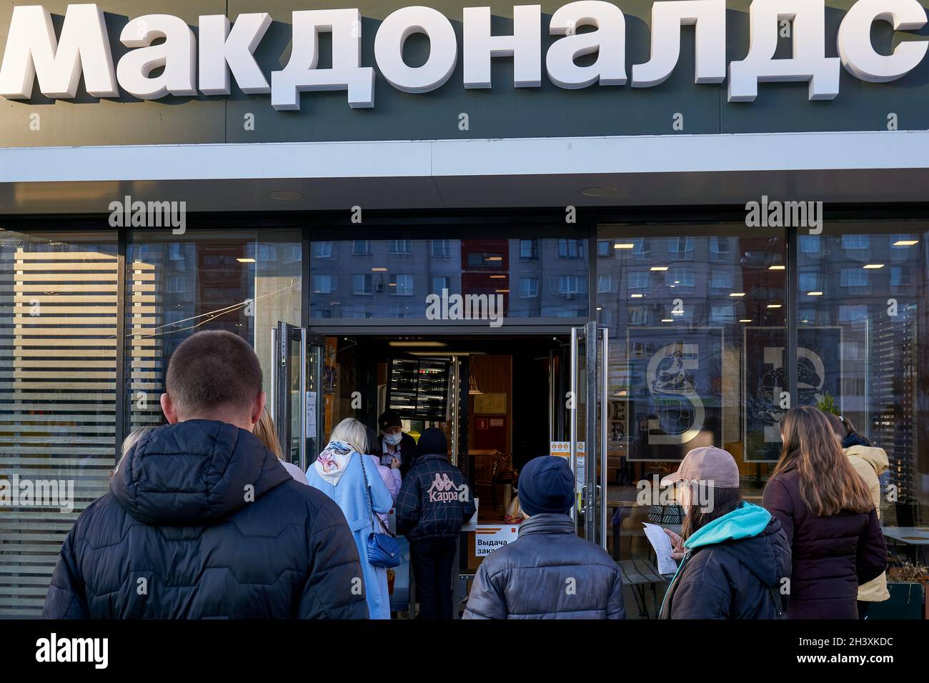 Voronezh, Russie.30 octobre 2021.Les résidents de Voronezh sont vus à l'entrée d'un restaurant de plats à emporter, dans le cadre du confinement qui durera jusqu'au 7 novembre 2021.Crédit : SOPA Images Limited/Alamy Live News Banque D'Images